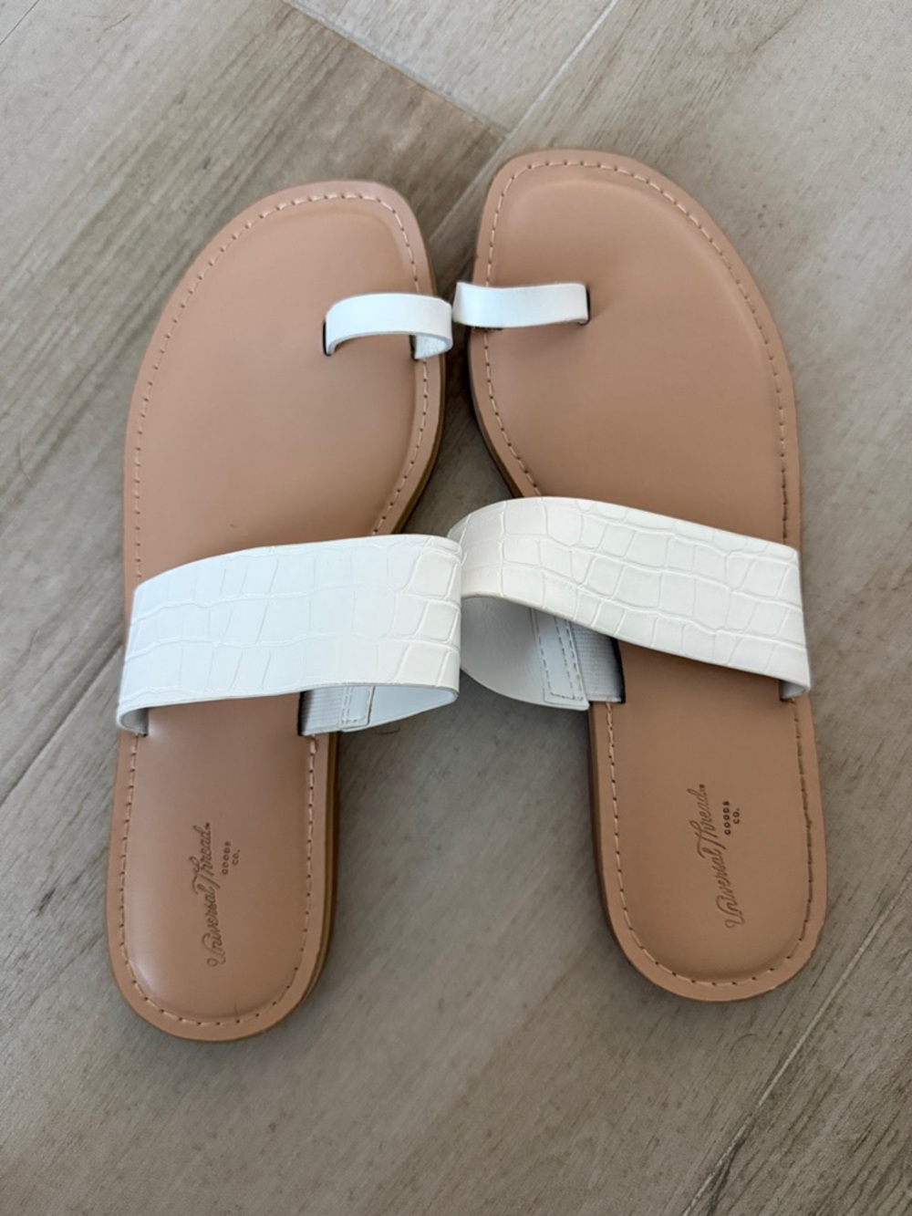 Universal Thread White Croc-Texture Toe-Loop Women's Sandals size 7.5